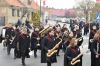 Orkistra i mażoretki prowadzą pochód